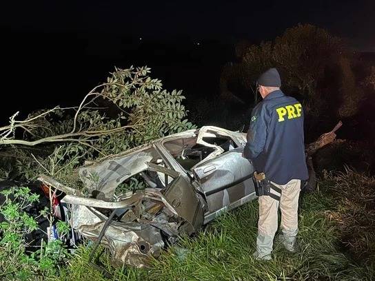 Polícia Rodoviária Federal presta atendimento à altura do km 186 da rodovia na noite desta quinta-feira