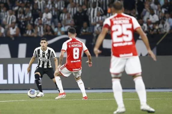 Colorado foi derrotado por 1 a 0 neste sábado, segue em 13º e pode perder uma posição ao final da rodada do Brasileirão; time está há cinco jogos sem vencer na competição