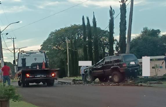 Segundo informações uma caminhonete Jeep colidiu contra um poste de concreto.