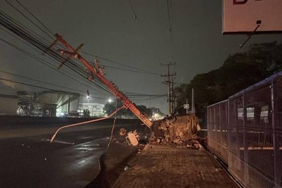 Duas pessoas ficaram feridas sem gravidade. Às 8h o veiculo já havia sido removido, mas a pista seguia bloqueada. Há falta de luz no trecho
