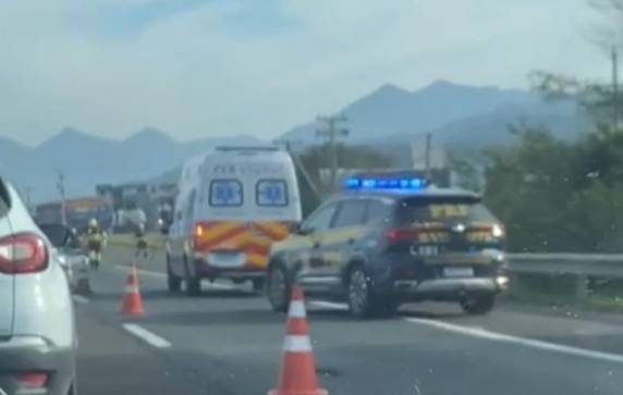 Vítimas tinham 19 e 21 anos. Acidente aconteceu no km 21 da rodovia na tarde deste domingo (21)