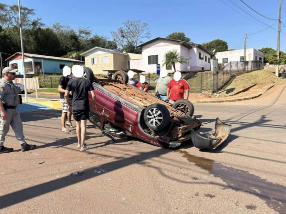 Embora o impacto tenha sido violento, o motorista não corre risco de vida.