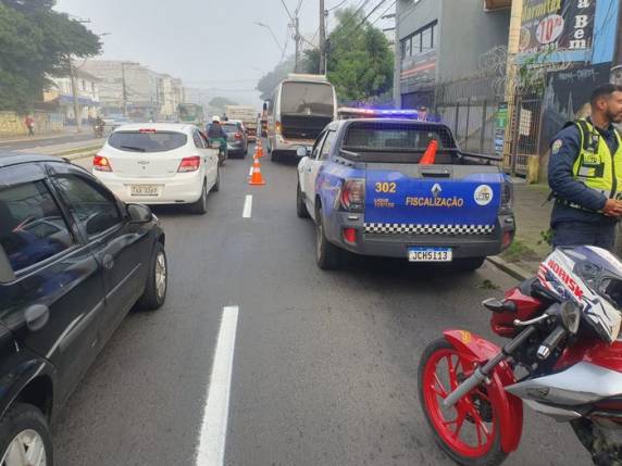Conforme a Brigada Militar, o jovem de 22 anos conduzia a moto quando teve a traseira atingida no cruzamento com a Rua Luiz de Camões. Com a batida, o condutor caiu e foi atingido na cabeça por uma das rodas do veículo