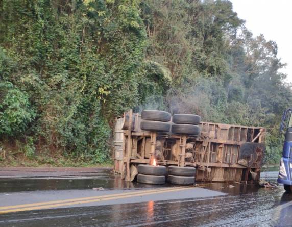 Ninguém ficou ferido e trânsito foi bloqueado para atendimento da ocorrência