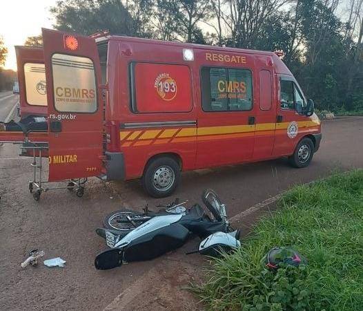O acidente envolveu um micro-ônibus e uma motocicleta Honda Biz.