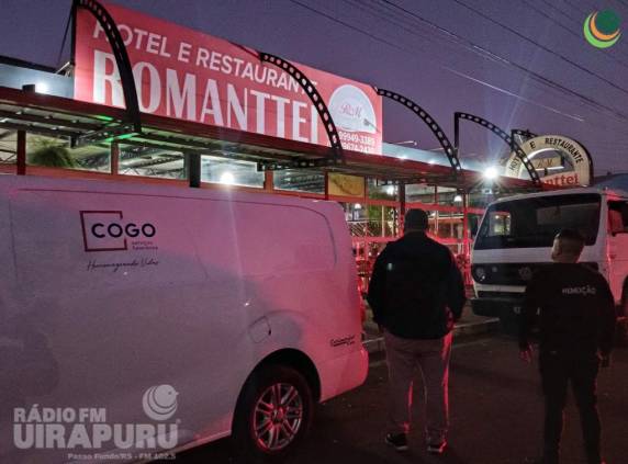 Durante o momento em que as vítimas estavam sendo amarradas na cozinha, dois homens se levantaram e foram mortos, cada um com um tiro na cabeça. Ambos eram professores.