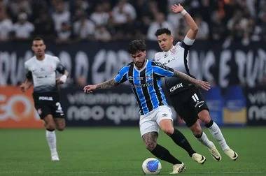 Tricolor marcou com Rodrigo Ely e Villasanti; time paulista balançou as redes com Yuri Alberto, em penalidade assinalada equivocadamente pelo árbitro Alex Gomes Stefano, e Garro