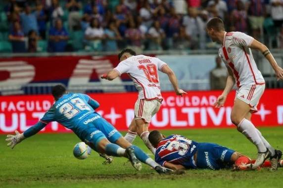 No segundo jogo sob o comando de Roger Machado pelo Brasileirão, time colorado saiu atrás, reagiu na etapa final