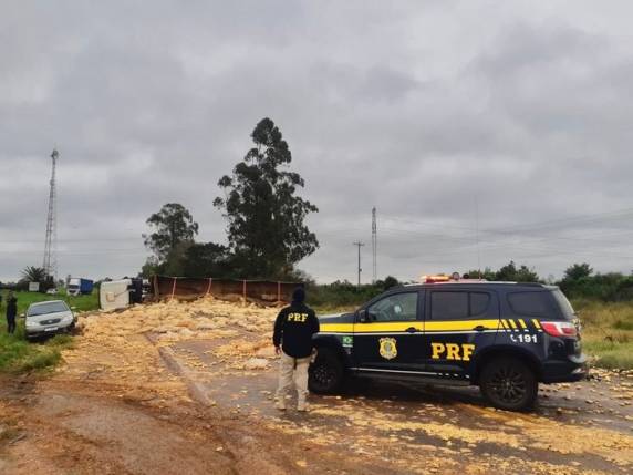 Colisão envolveu duas carretas e um carro no quilômetro 132 da rodovia. Carga de batatas ficou espalhada sobre o asfalto