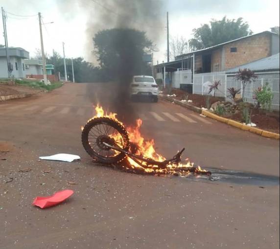Com o impacto a motocicleta pegou fogo