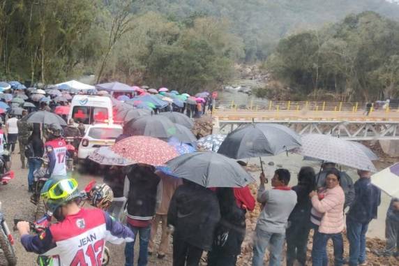 Estrutura fica sobre o Rio Não Sabia e a 200 metros da que foi levada pelas águas da chuva de maio. A construção foi uma iniciativa do poder público e da comunidade