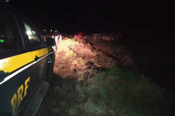 Segundo a Polícia Rodoviária Federal (PRF), veículo saiu da pista e tombou no km 166,6 da rodovia. Homem foi socorrido com ferimentos e encaminhado ao hospital para atendimento
