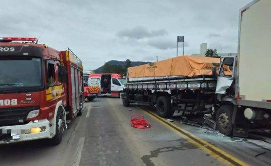 O engavetamento aconteceu por volta das 15h desta terça-feira (30)