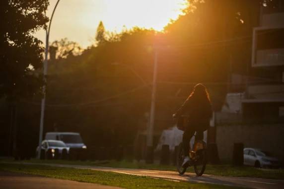 O amanhecer é gelado, com os termômetros se elevando mais significativamente na Fronteira Oeste e na Região das Missões