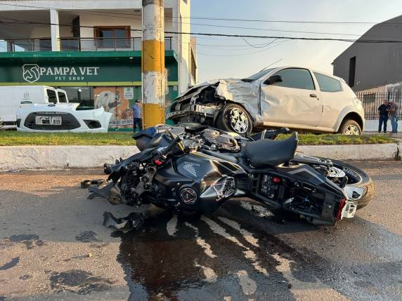 O acidente envolveu uma moto e um automóvel na Av. Saturnino de Brito