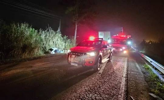 Ao chegarem ao local, os bombeiros encontraram o condutor do Fiat Pálio caído ao lado do veículo e o passageiro preso nas ferragens