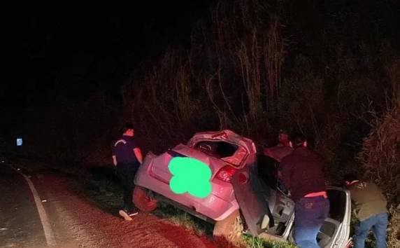 De acordo com as informações, o condutor de um veículo Ford KA placa de Condor, por motivos ignorados perdeu o controle da direção saindo da pista e capotando.