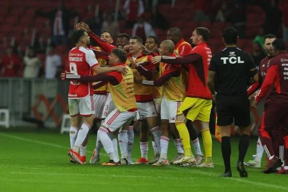 Colorado vencia por 1 a 0 até os 42 minutos do segundo tempo, quando os paulistas igualaram; time gaúcho caiu para o 16º lugar, uma posição acima da zona de rebaixamento