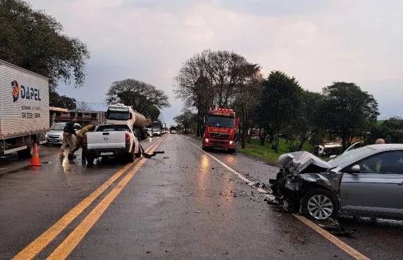 Uma mulher, ocupante do Virtus, e o motorista da Montana, foram encaminhados para atendimento no Hospital Comunitário de Sarandi. 