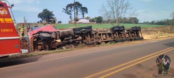 Uma carreta tombou na lateral da rodovia