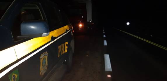 Caso ocorreu na noite desta segunda-feira e envolveu uma caminhonete, onde estavam as vítimas, e um caminhão