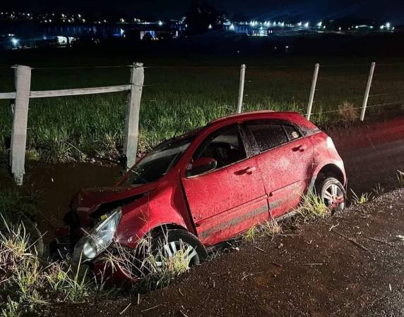 A motorista de 19 anos, única tripulante do carro, foi retirada do carro com auxílio do Corpo de Bombeiros