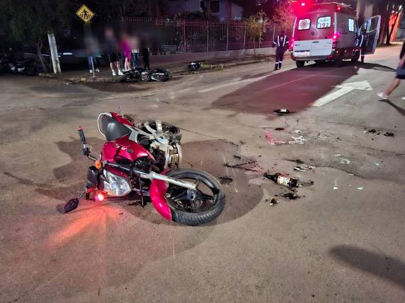 O condutor de uma motocicleta Yamaha/Fazer 250 pela contramão de direção, na rua José Bonifácio, sentido Sul ? Norte, quando colidiu contra a outra moto
