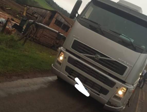 Veículo teria se descontrolado após atingir a traseira de uma carreta