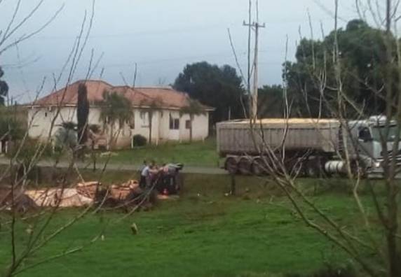 Veículo teria se descontrolado após atingir a traseira de uma carreta