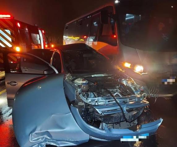 O trânsito ficou lento na rodovia até o atendimento das vítimas e remoção dos veículos envolvidos