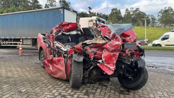 Conforme o Comando Rodoviário da Brigada Militar, a batida ocorreu no km 4, no sentido Capital-Interior. Com lesões nas pernas e na cabeça, condutor do veículo foi levado para atendimento médico