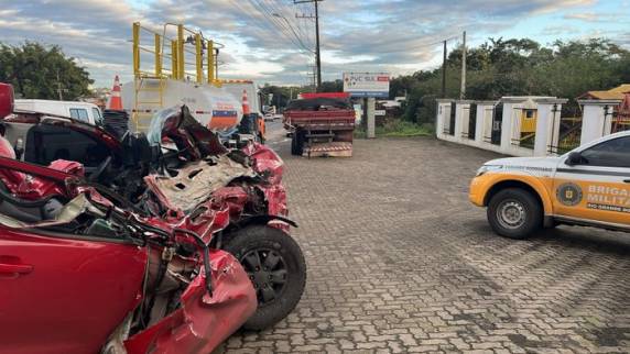 Conforme o Comando Rodoviário da Brigada Militar, a batida ocorreu no km 4, no sentido Capital-Interior. Com lesões nas pernas e na cabeça, condutor do veículo foi levado para atendimento médico