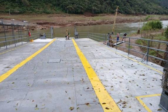 Transporte ocorria por embarcação devido à queda da ponte que havia no trecho, em setembro do ano passado. Chuva de maio, porém, arrastou equipamento e interrompeu a travessia