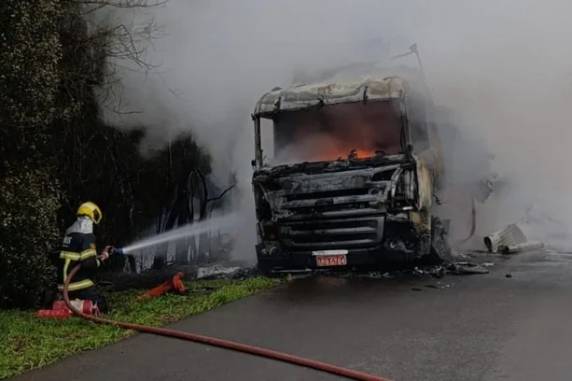 Veículo transportava produtos químicos pela rodovia. Não há relato de vazamento da substância para a natureza