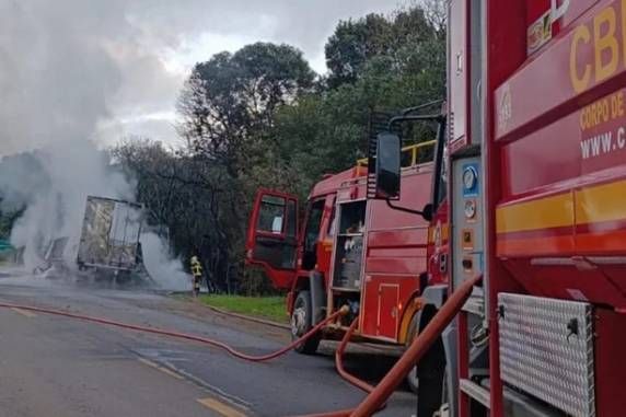 Veículo transportava produtos químicos pela rodovia. Não há relato de vazamento da substância para a natureza