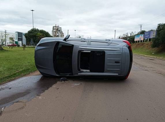 Com o impacto, a Tracker acabou tombando, mas, felizmente, ninguém ficou ferido