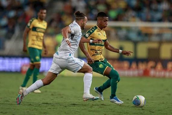 Atacante dinamarquês fez dois gols, participou de outro e ainda marcou contra para os mandantes. Tricolor volta a campo na terça-feira, contra o Fluminense, pelas oitavas da Libertadores