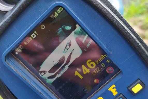 Além de multa e pontos na CNH, o condutor está sujeito à suspensão do direito de dirigir