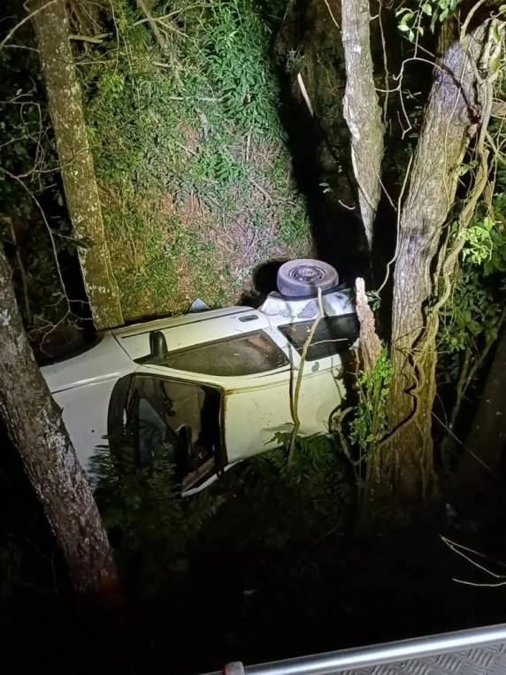 Junto com o homem, havia uma mulher de 36 anos e uma menina de 9.