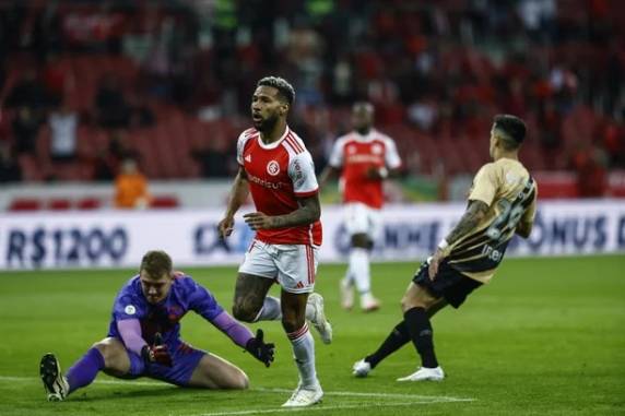 Colorado saiu na frente, levou a virada, mas conseguiu igualar aos 50 do segundo tempo; time chegou a 12 jogos sem vencer e está a um ponto do Z-4