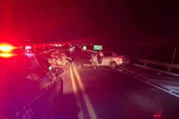 Colisão frontal entre dois carros ocorreu no km 442 da rodovia, na noite deste domingo