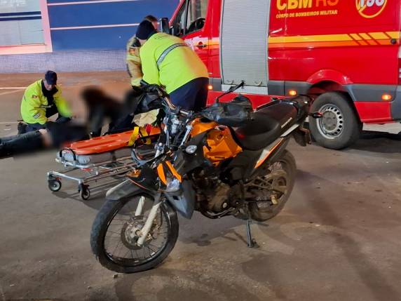 O condutor da motocicleta ficou ferido e foi socorrido por uma ambulância do Corpo de Bombeiros de Ijuí, sendo encaminhado para atendimento hospitalar