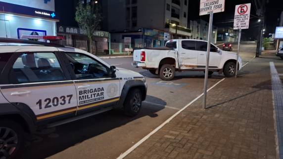 O condutor da motocicleta ficou ferido e foi socorrido por uma ambulância do Corpo de Bombeiros de Ijuí, sendo encaminhado para atendimento hospitalar