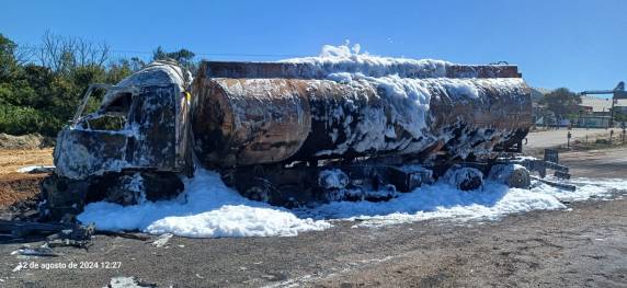 Acidente em Imbituba aconteceu na manhã desta segunda-feira e bloqueou os dois sentidos da rodovia. Ainda não se sabe se há vítimas.