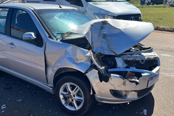 Colisão foi por volta das 11h20min. No automóvel estavam dois adultos e três crianças
