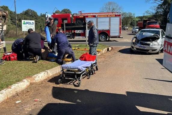 Colisão foi por volta das 11h20min. No automóvel estavam dois adultos e três crianças
