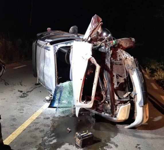 Uma mulher ficou ferida e foi encaminhada para atendimento médico; acidente foi registrado no km 3 da rodovia