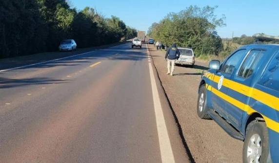 O condutor da motocicleta, de 23 anos, acabou perdendo o controle e colidiu com a lateral da caminhonete, também caindo. Ambos residem em Santo Antônio das Missões.