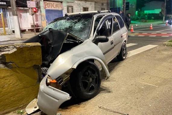 Ele era passageiro do veículo que bateu em uma mureta de corredor de ônibus na região