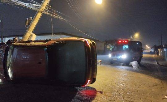 Casal sofreu ferimentos e foi resgatado pelos bombeiros durante a madrugada deste domingo (18)